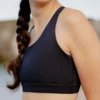 brassiere ecoresponsable phoenix noire gayaskin zoom vue de cote plage