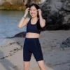 ensemble brassiere et short ecoresponsable phoenix noir gayaskin de face a la plage