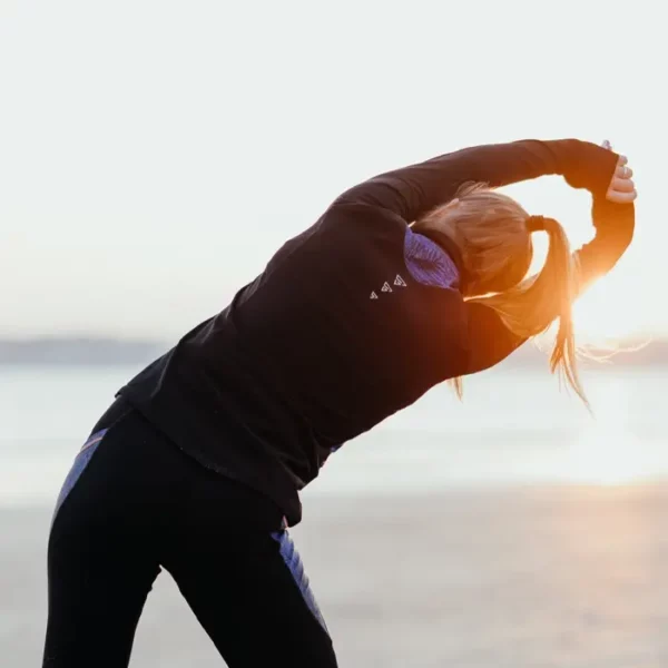pull de sport noir ecoresponsable thermal mercure pour l'hiver femme gayaskin vue de dos plage