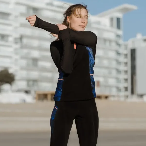 pull de sport noir ecoresponsable thermal mercure pour l'hiver femme gayaskin vue de face plage