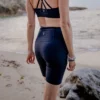 short de sport ecoresponsable phoenix noire gayaskin vue de dos plage