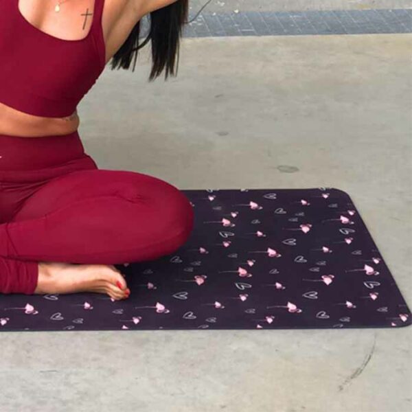 tapis de yoga flament rose de la marque Les Poulettes Fitness
