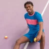 ensemble tshirt et short de sport bleu jog et jim assis terrain tennis